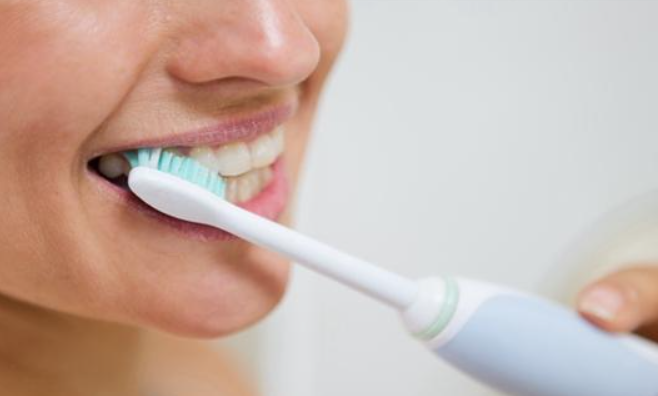 How to use an electric toothbrush correctly?